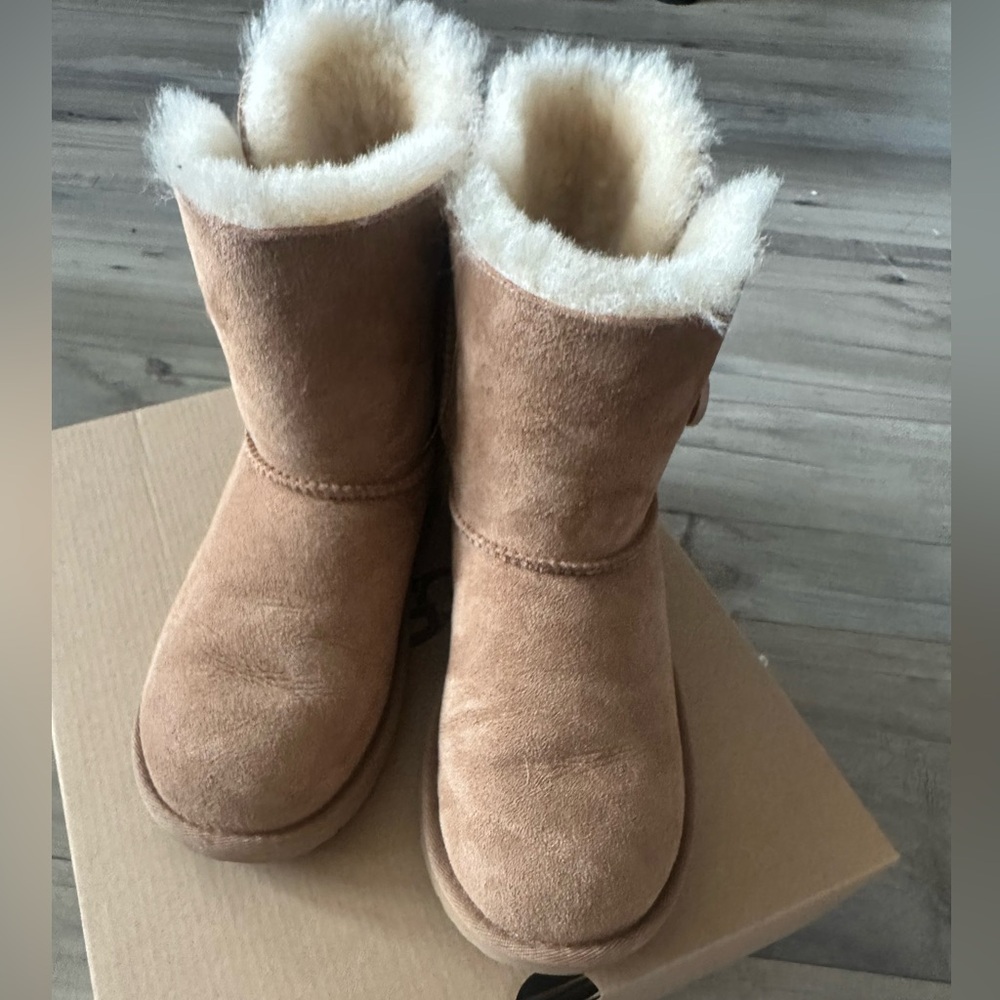 UGG Bailey Button II Youth 3 Sheepskin Boot - NEW
